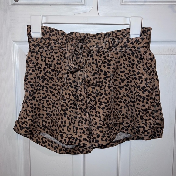 AERIE Women's Leopard Animal Print Pull-On Paperbag Style Cuffed Camp Short Sz S - Picture 2 of 10